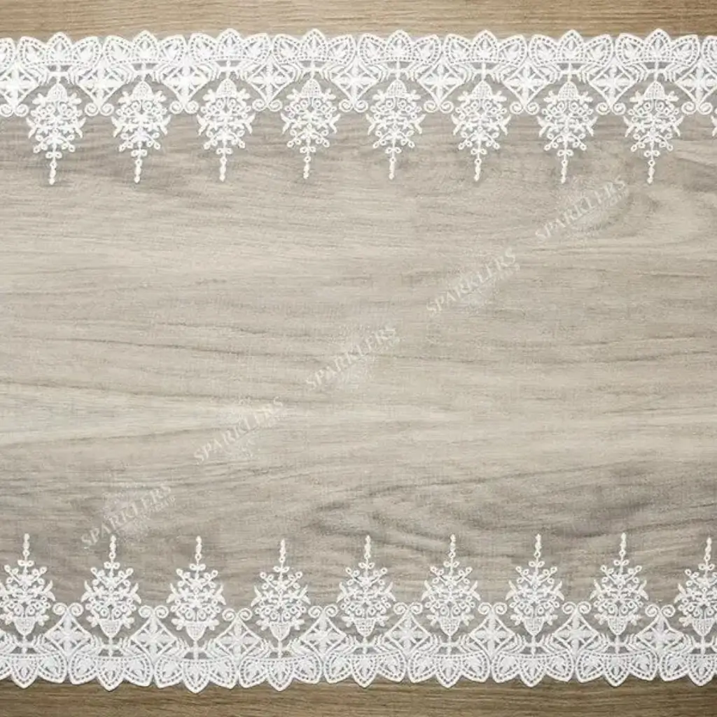 Witte kanten tafelloper, lengte 9 meter