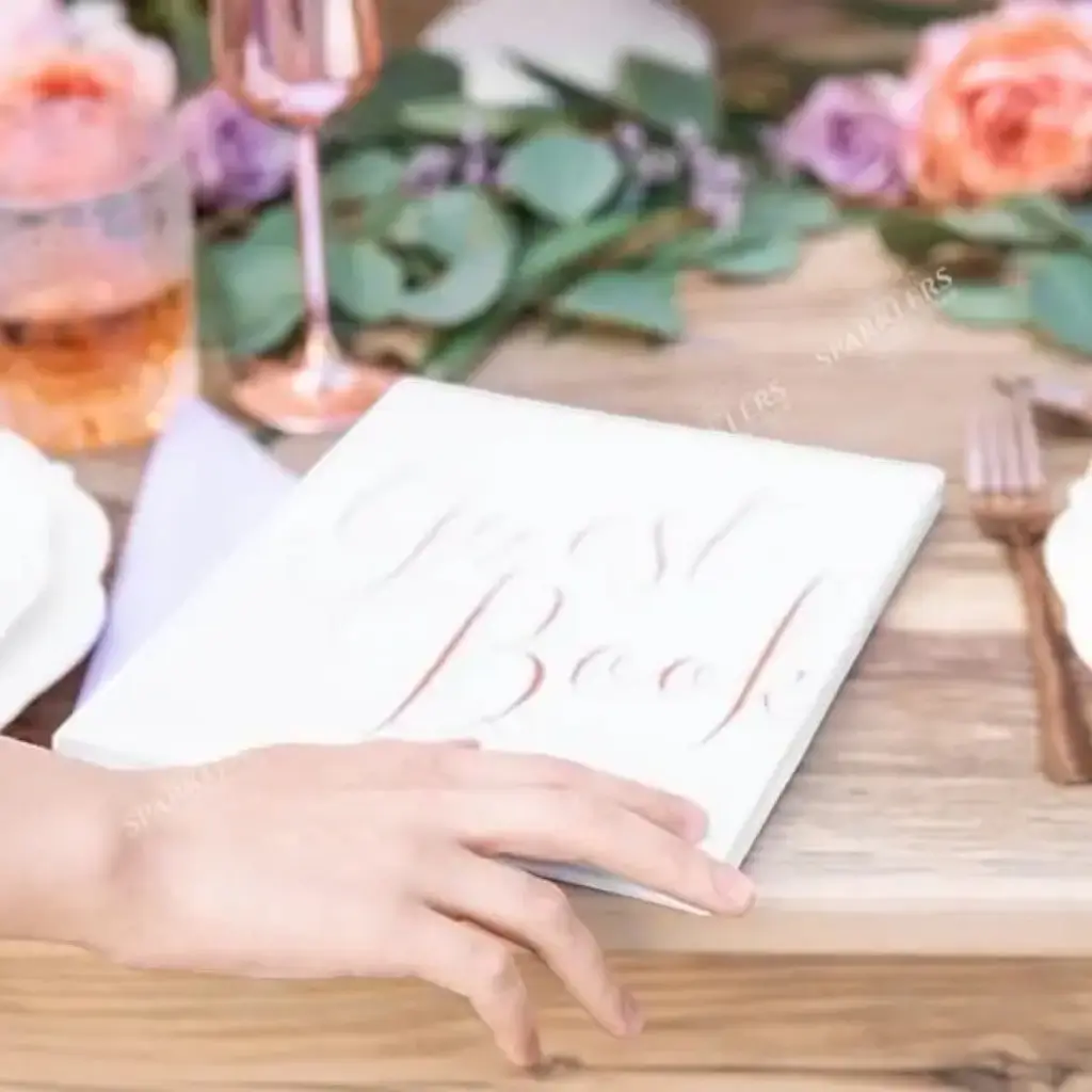 Wit trouwboek met roségoud schrift
