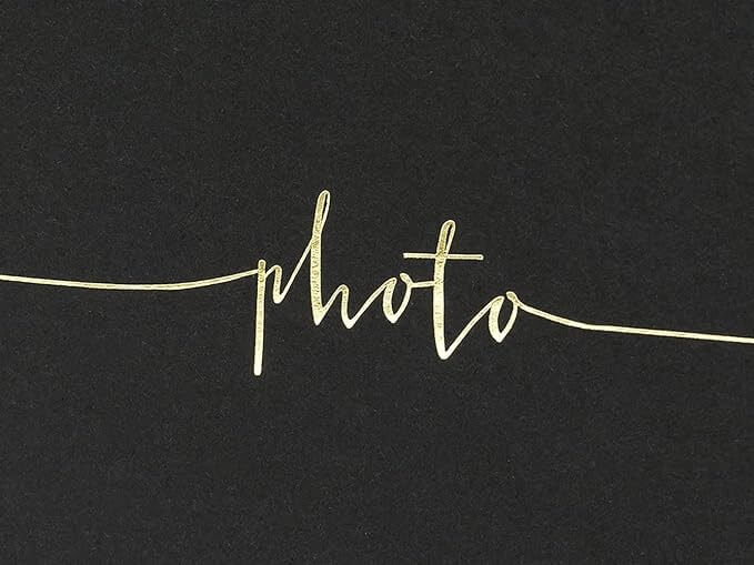 Zwart liggend fotoalbum met gouden letters