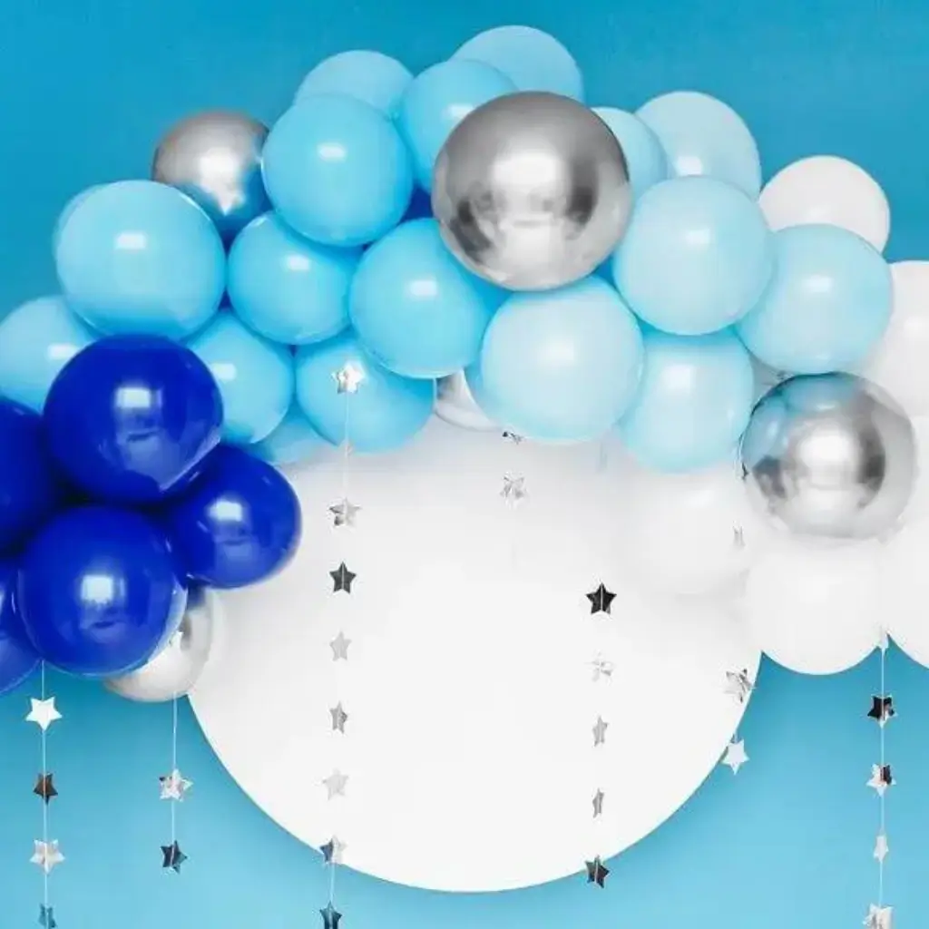 Halve ballonboog in blauw, wit en zilver