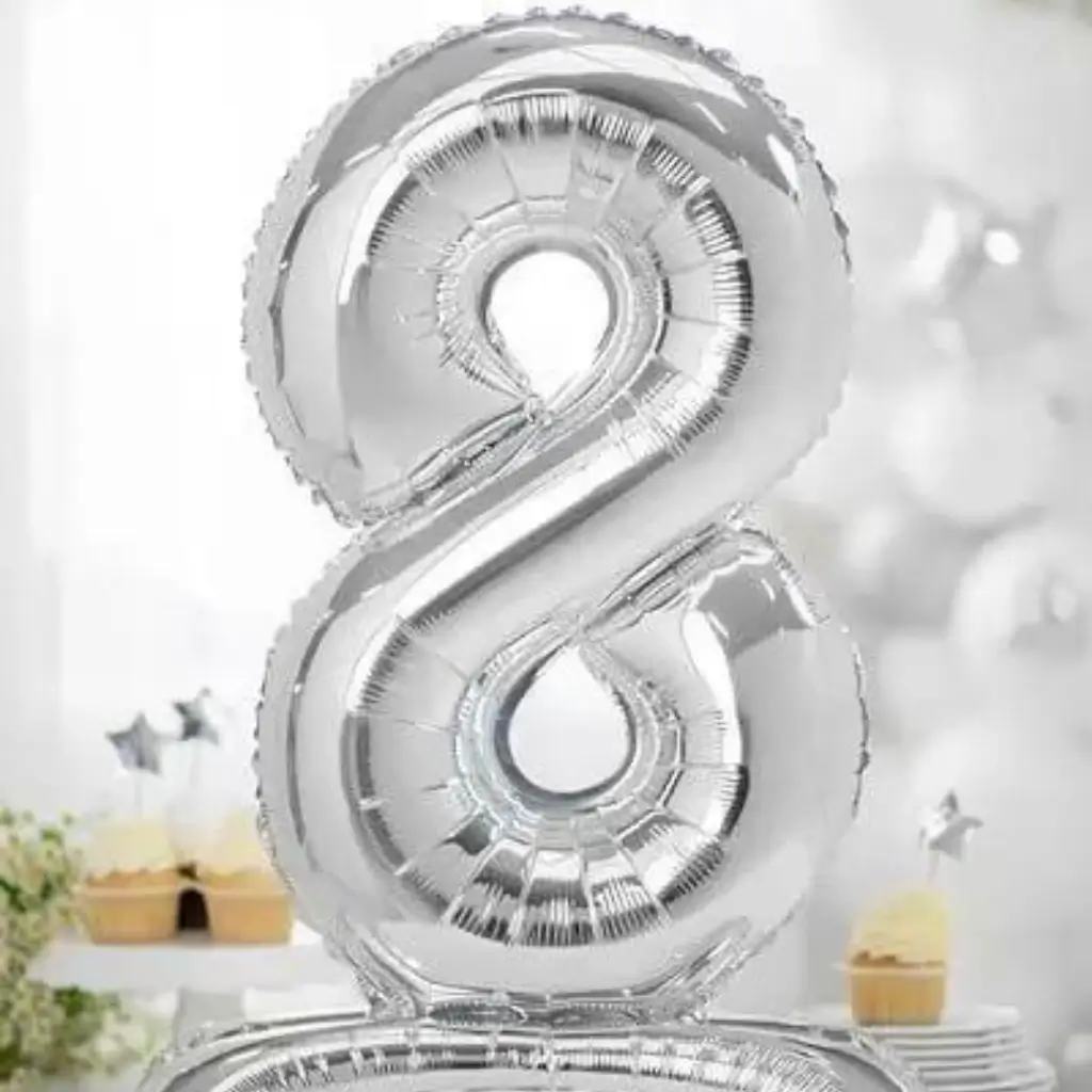 Nummer 8 verjaardagsballon + zilveren standaard 70cm