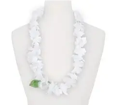 Hawaiiaanse ketting met witte bloemen en groene bladeren