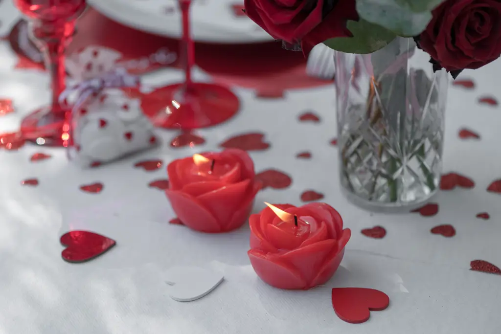 Gebeeldhouwde bloemkaars - Rood