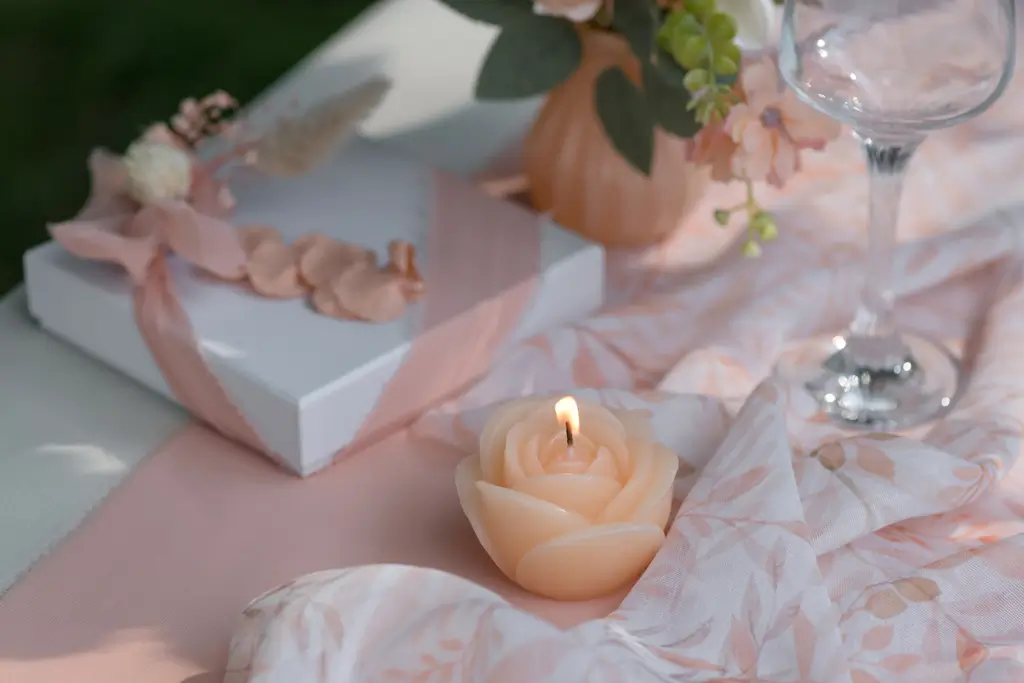 Bloemkaars met gebeeldhouwde roos - Pêche