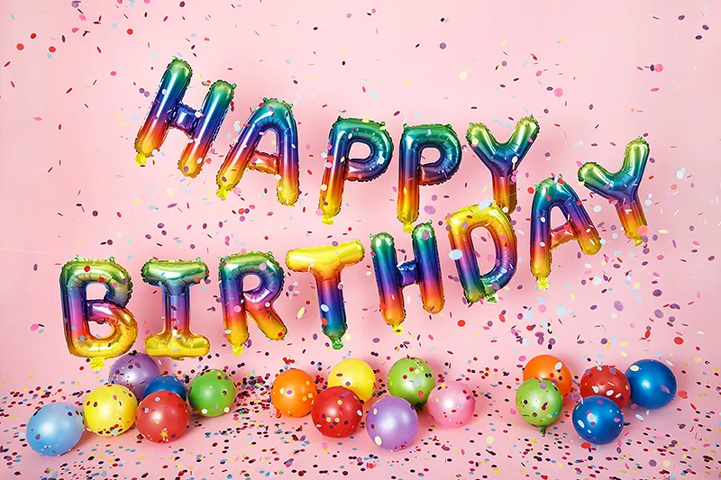Veelkleurige ballonnen met Happy birthday letters