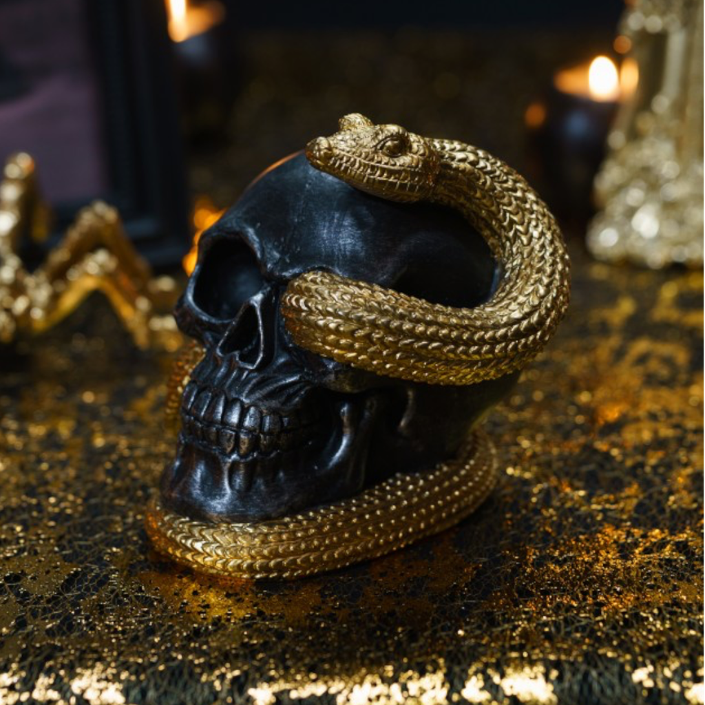 Schedel met gouden slang 14,5 cm – Halloween-decoratie