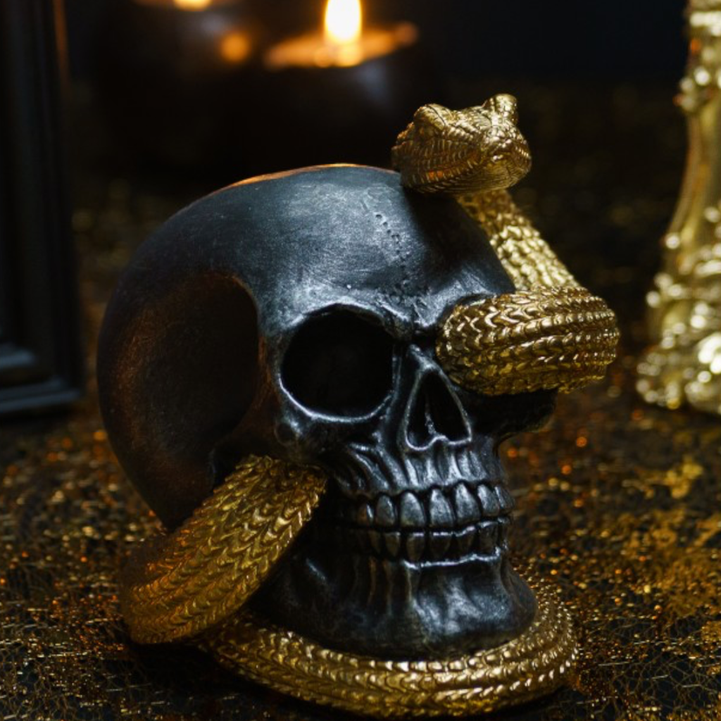 Schedel met gouden slang 14,5 cm – Halloween-decoratie
