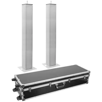 Set van 2 uitschuifbare totems (106 tot 195 cm) met witte lycra-bekleding en flightcase – Plugger